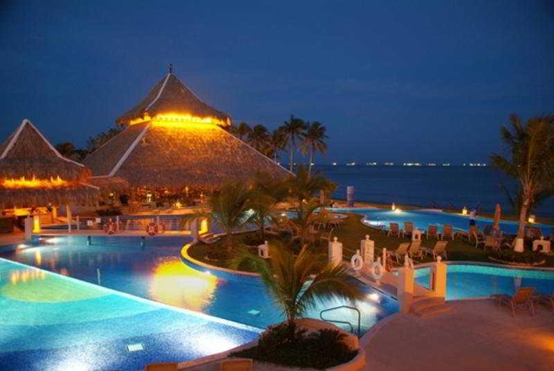 Dreams Playa Bonita All Inclusive パナマ・シティー エクステリア 写真 The resort at night