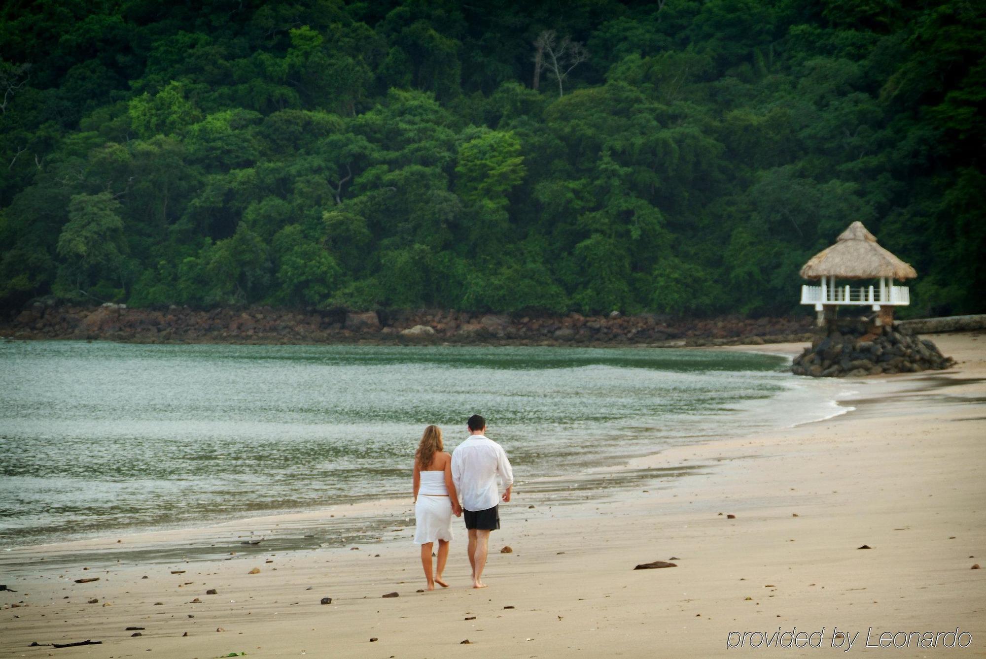 Dreams Playa Bonita All Inclusive パナマ・シティー 設備 写真 A couple walking on the beach at Daydream Island Resort