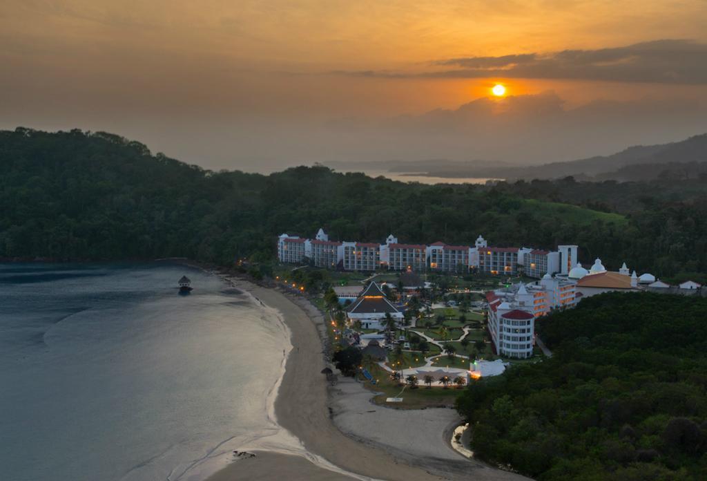 Dreams Playa Bonita All Inclusive パナマ・シティー 部屋 写真 Sunset at the Shangri-La Tanjung Rhu Resort